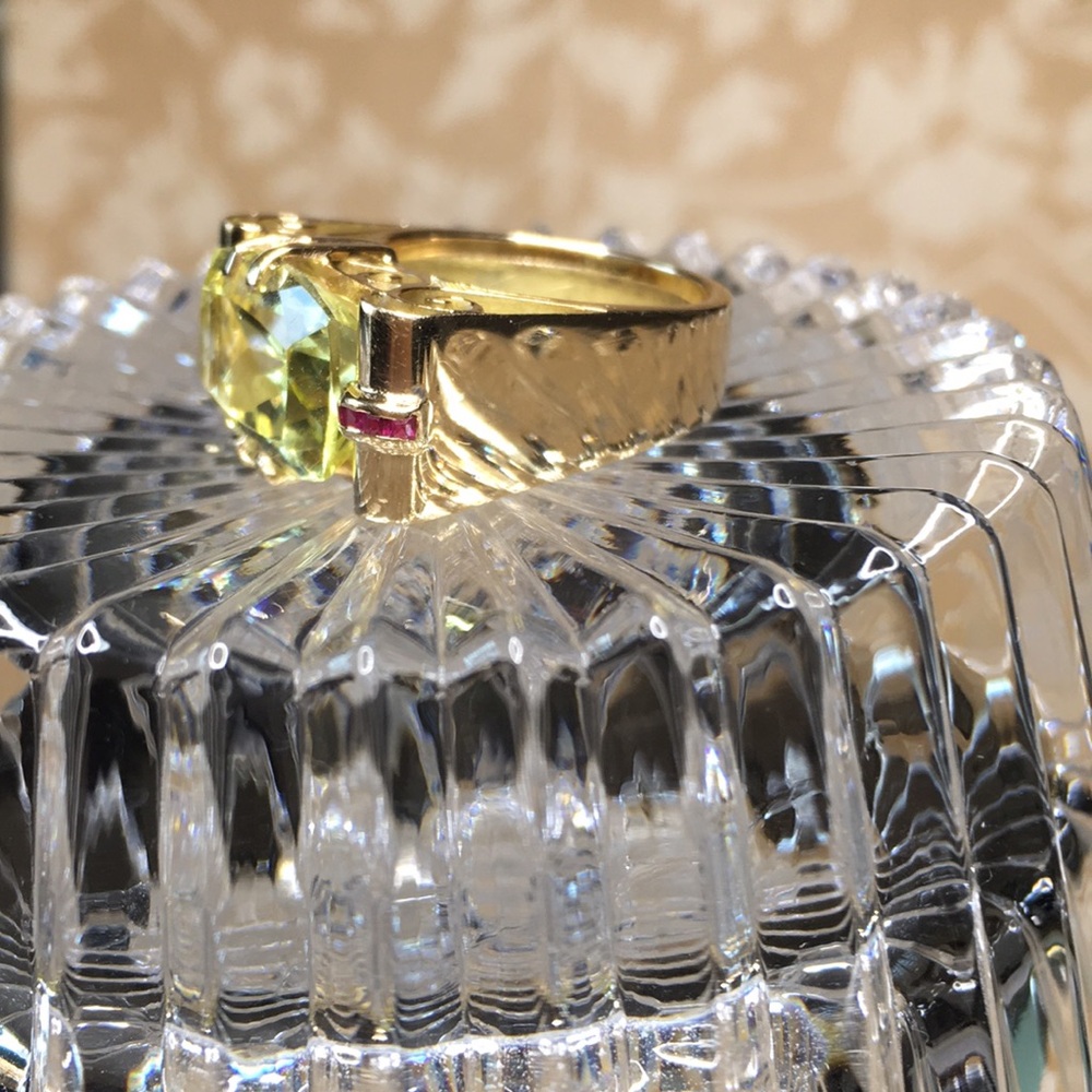 Elegant 14k Gold Gemstone Ring with a beautiful faceted Peridot & Rubies - Picture 7 of 16